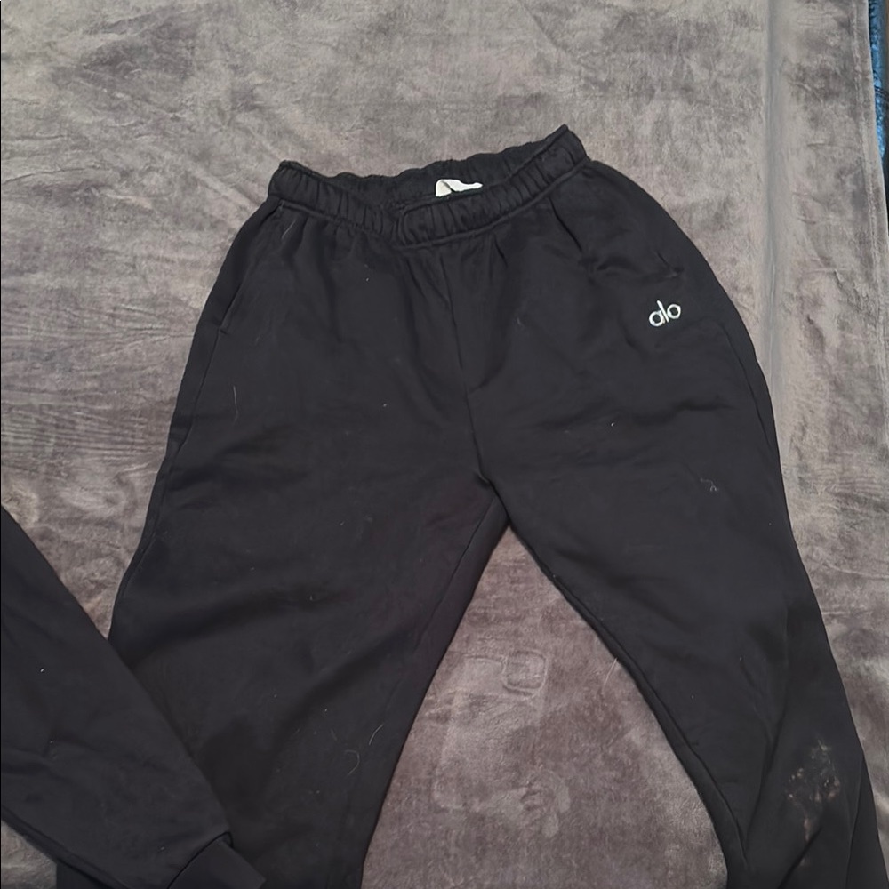 ALO Yoga woman Black Jogger Bottom and top - Comfortable Active Wear
